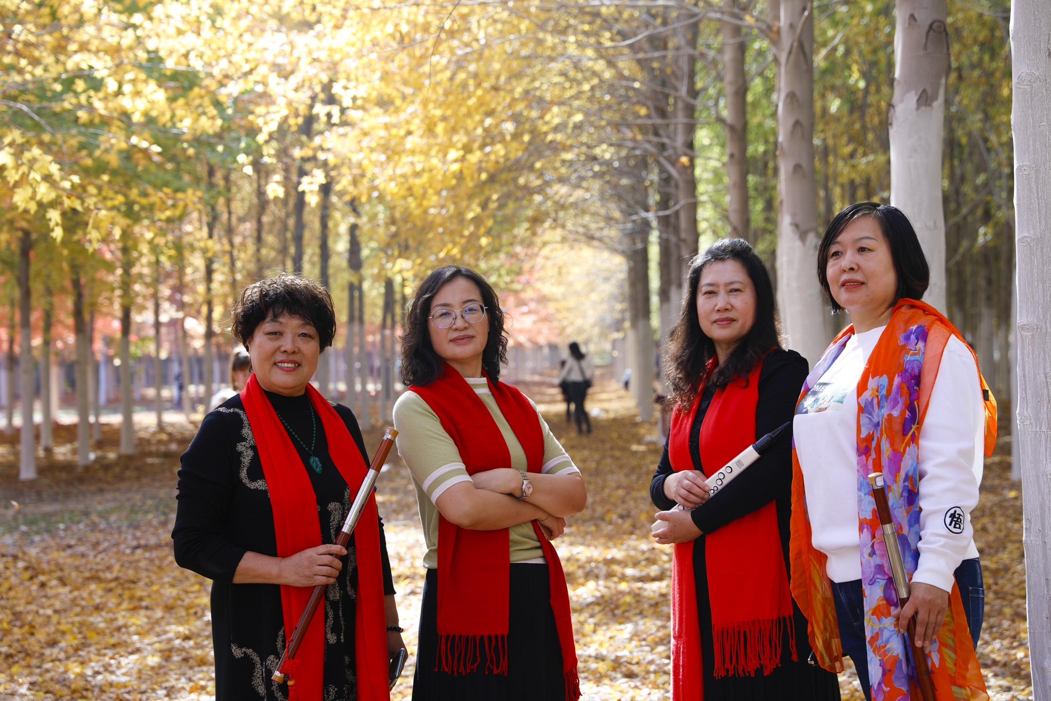 美景美图美丽的心情徐德学吹奏动听的旋律响彻枫叶林美女美景美丽的