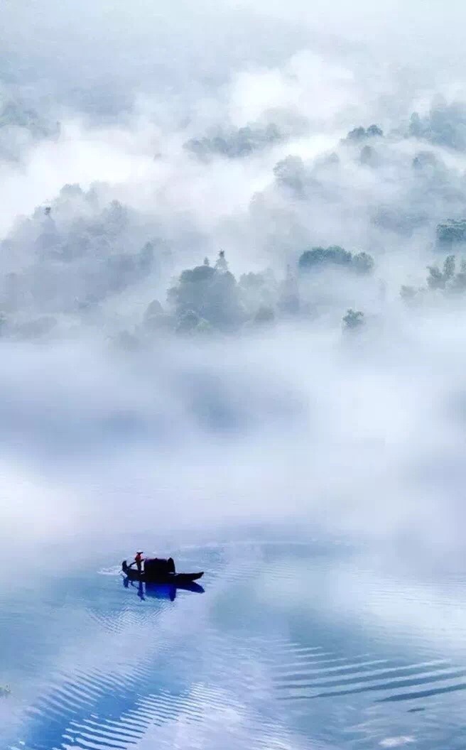 三月里的小雨轻浮的小舟美如画