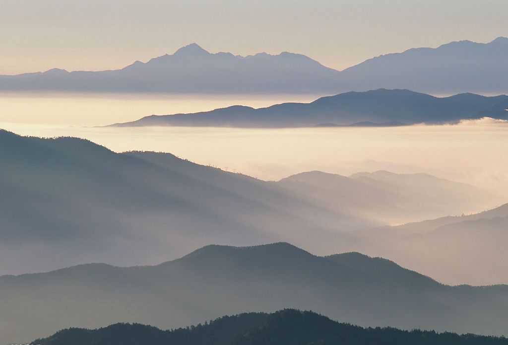 窗外那片远山原创