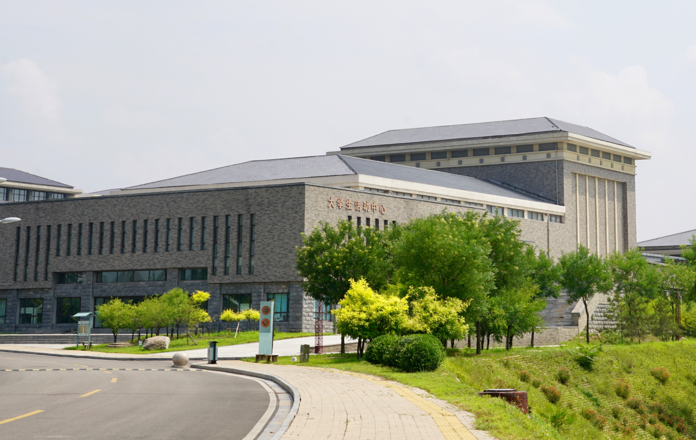 去山西晋中榆次旅行,有幸去了大学城,看到好几所从太原搬迁