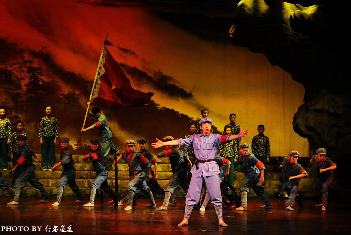 通过红军夫妇托孤在井冈山的后代,回首父辈留给他的书信中所讲述的