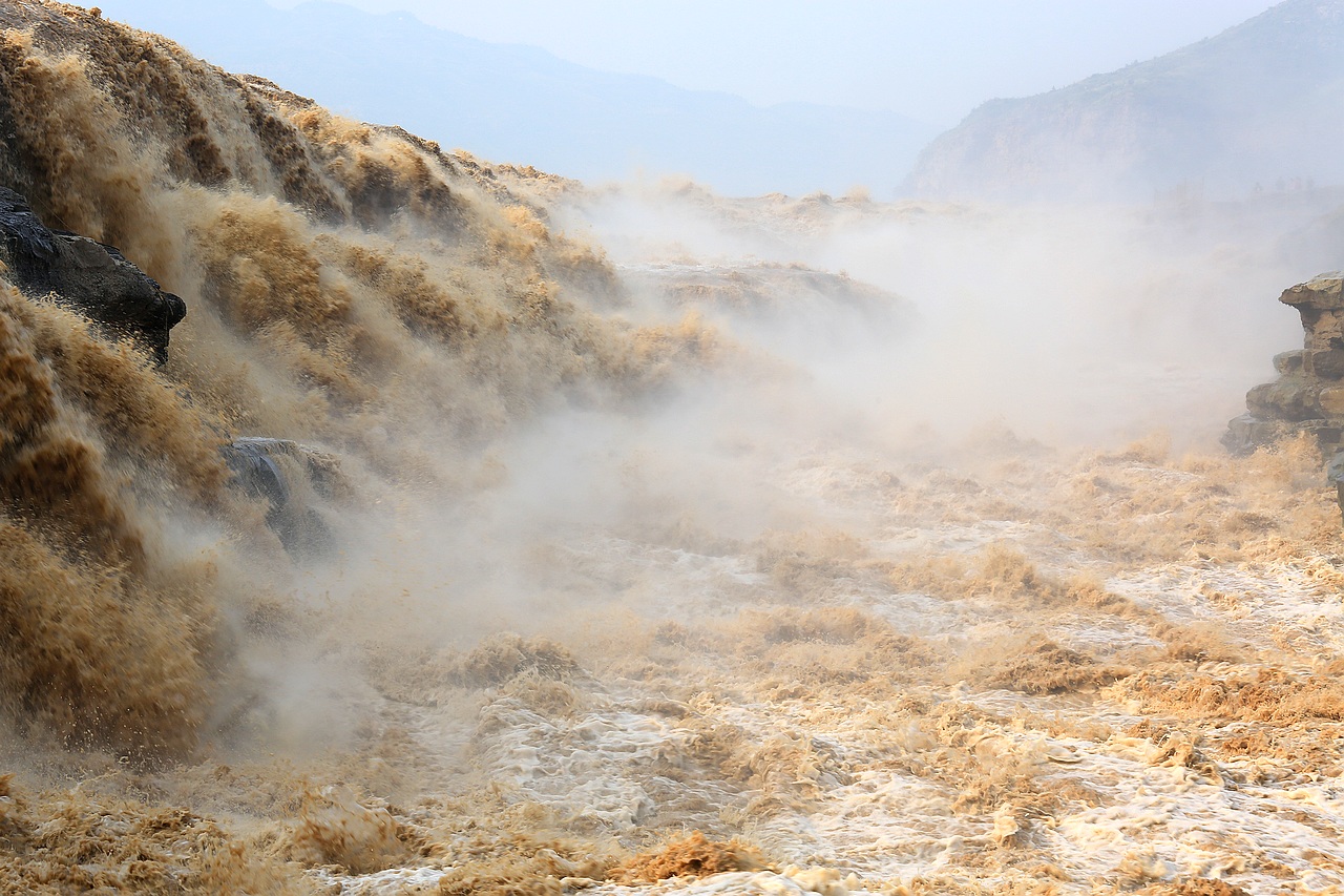 黄河作者堆雪朗诵赵燕