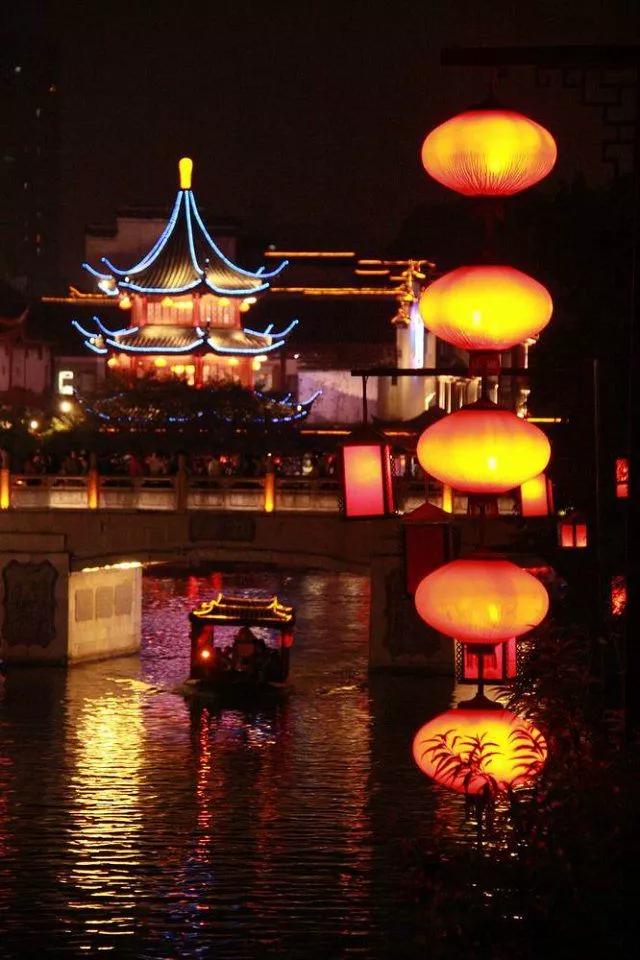 大红灯笼高高挂!