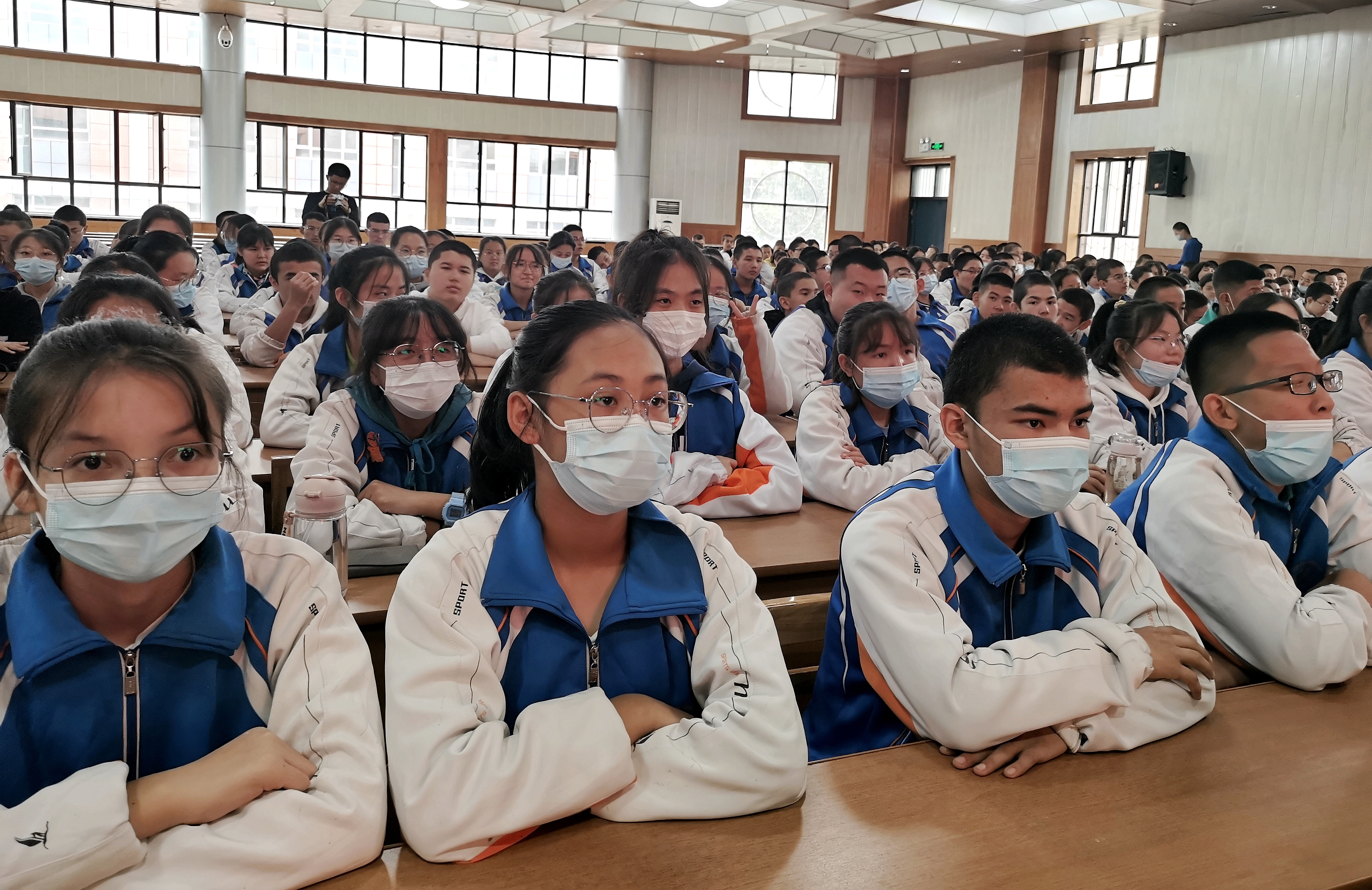 金秋十月丹桂飘香八中校园诵歌飞扬石河子第八中学迎国庆讲演比赛