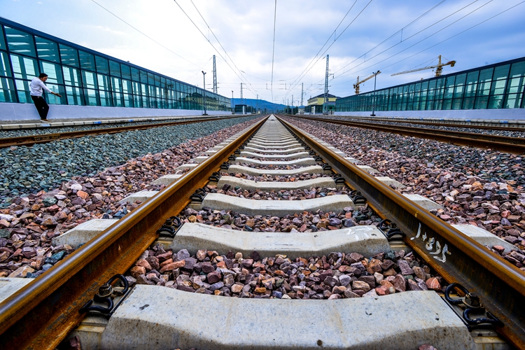 道岔联结,道岔是一种使机车车辆从一股道转入另一股道的线路连接设备