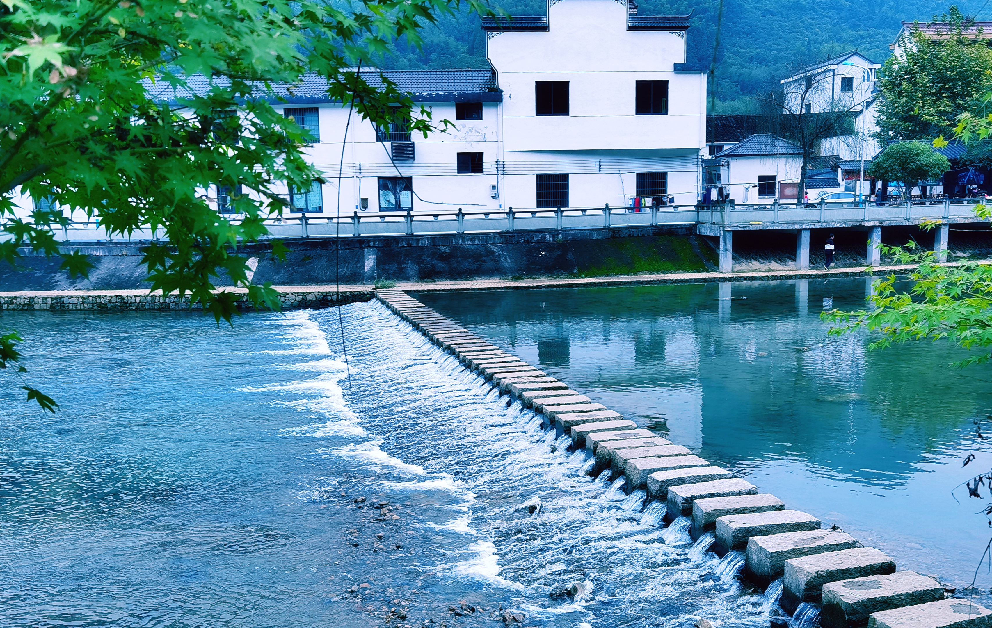 东连本区沙畈乡,南连丽水市遂昌县,西界衢州市龙游县,北接本区岭上