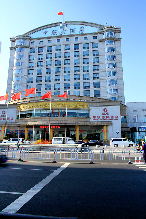 朝鲜新义州市正在建设的高楼建设中的朝鲜新义州市丹东鸭绿江断桥丹东