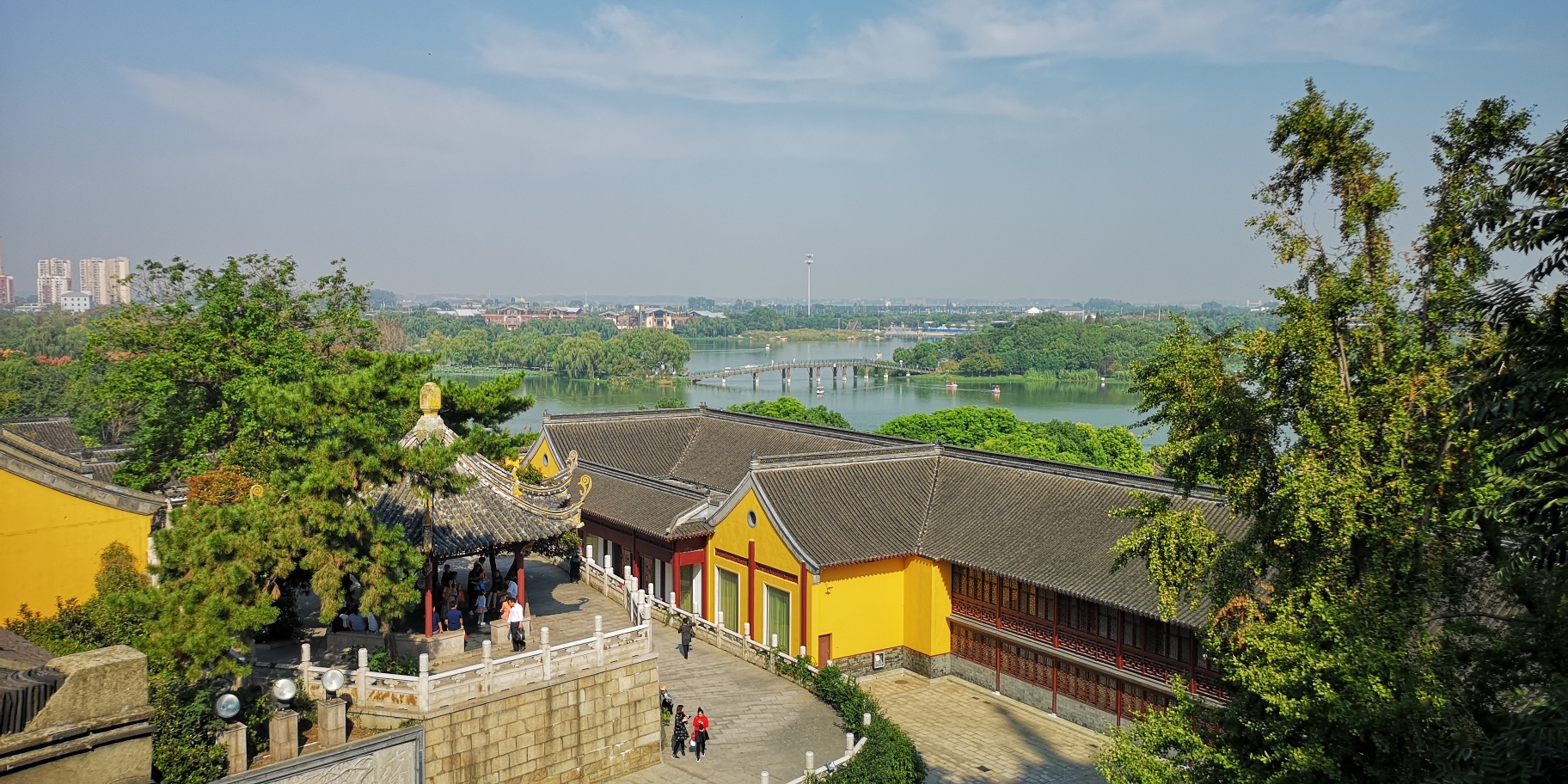 秋天里的瘦西湖金山寺