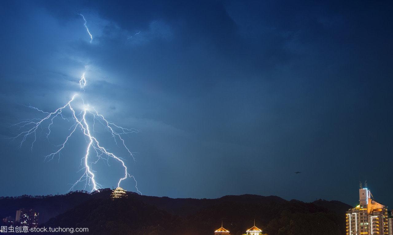 前的一个冬天,一位村妇做了一个奇怪的梦,梦见天边乌云密布,惊雷滚滚