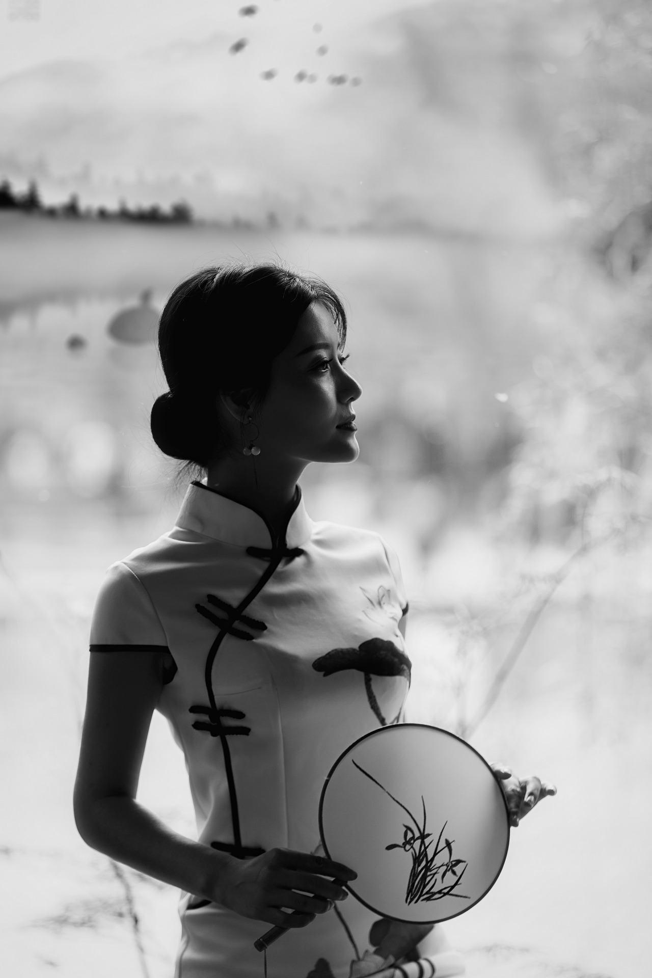 歌曲/《茶香夜雨》 演唱/杨晨晖 青山依旧水长流,梦困橘洲月夜愁