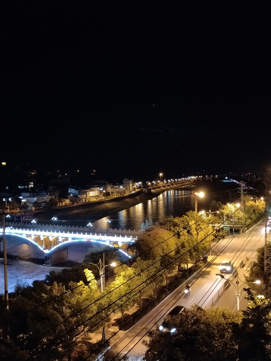 幕色下的月牙湾