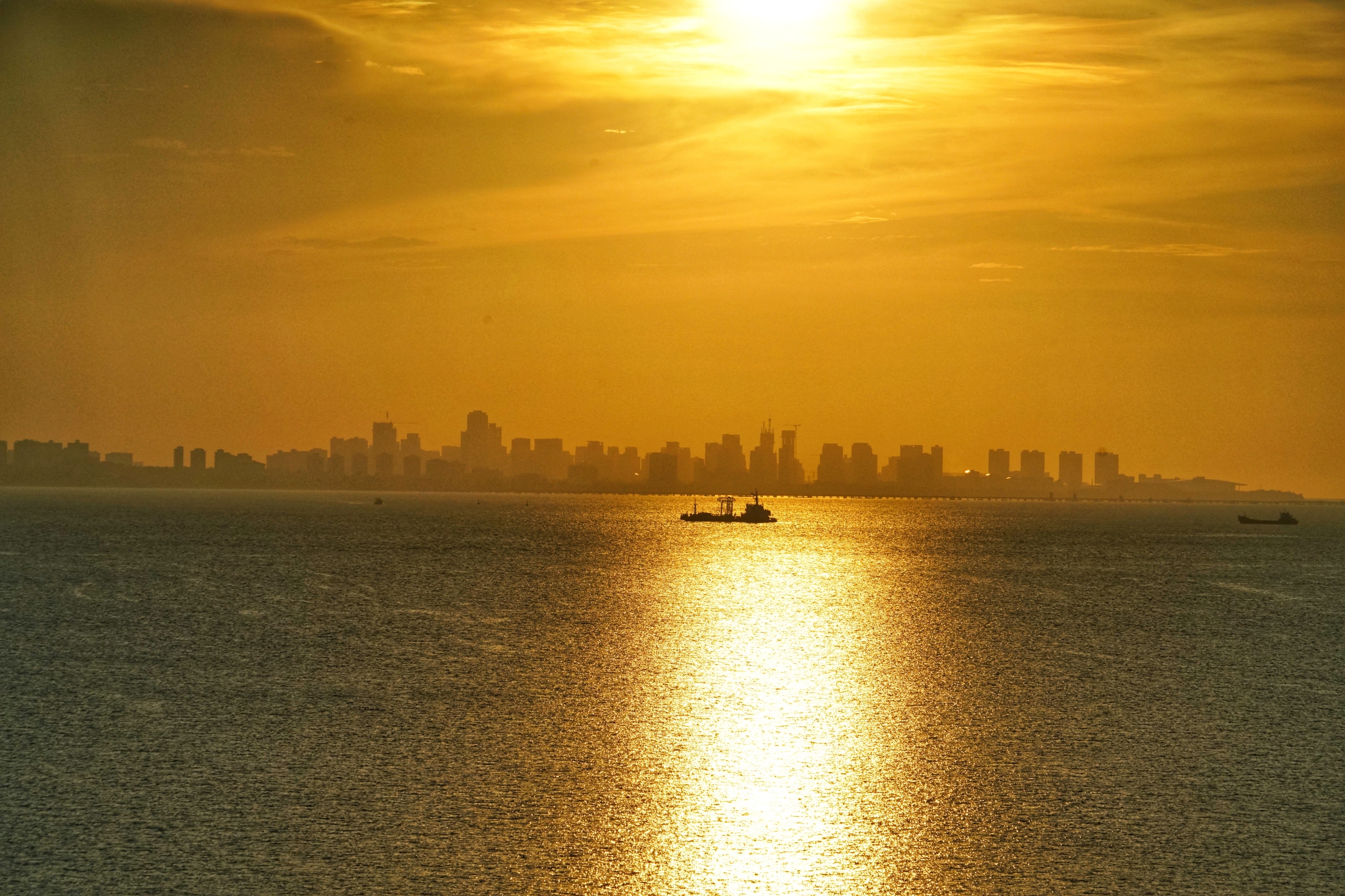 夕阳西下海口湾