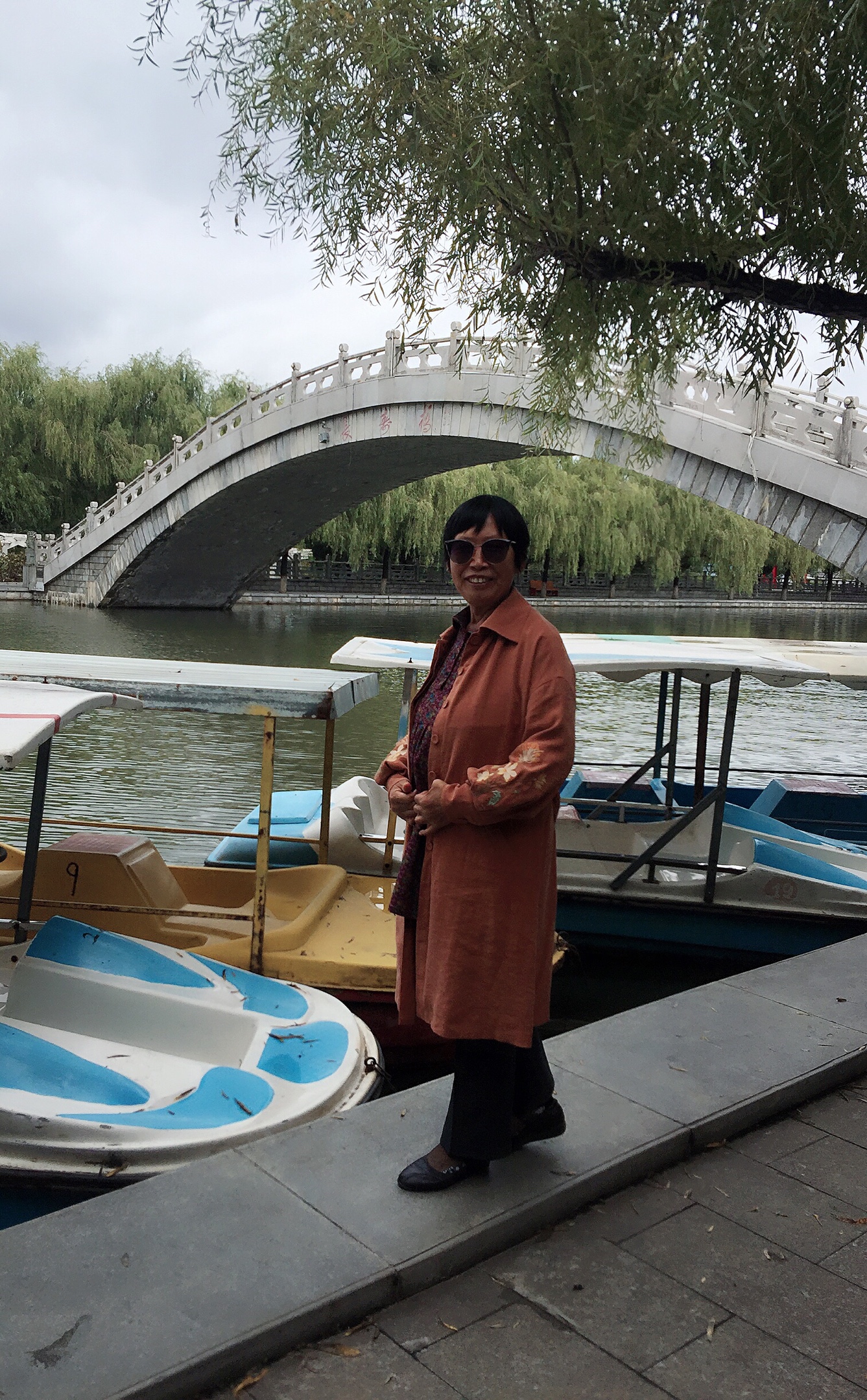 红嘴广场天鹅湖公园一角