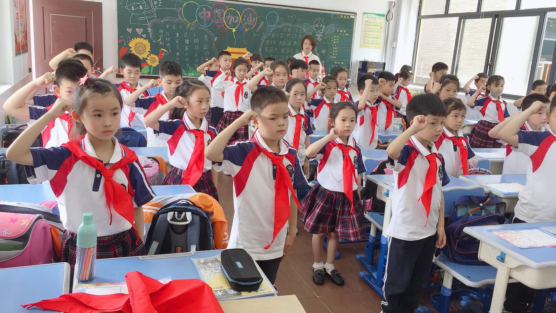 致敬社会贡献者争做新时代好少年塘栖三小103班六一儿童节入队仪式及