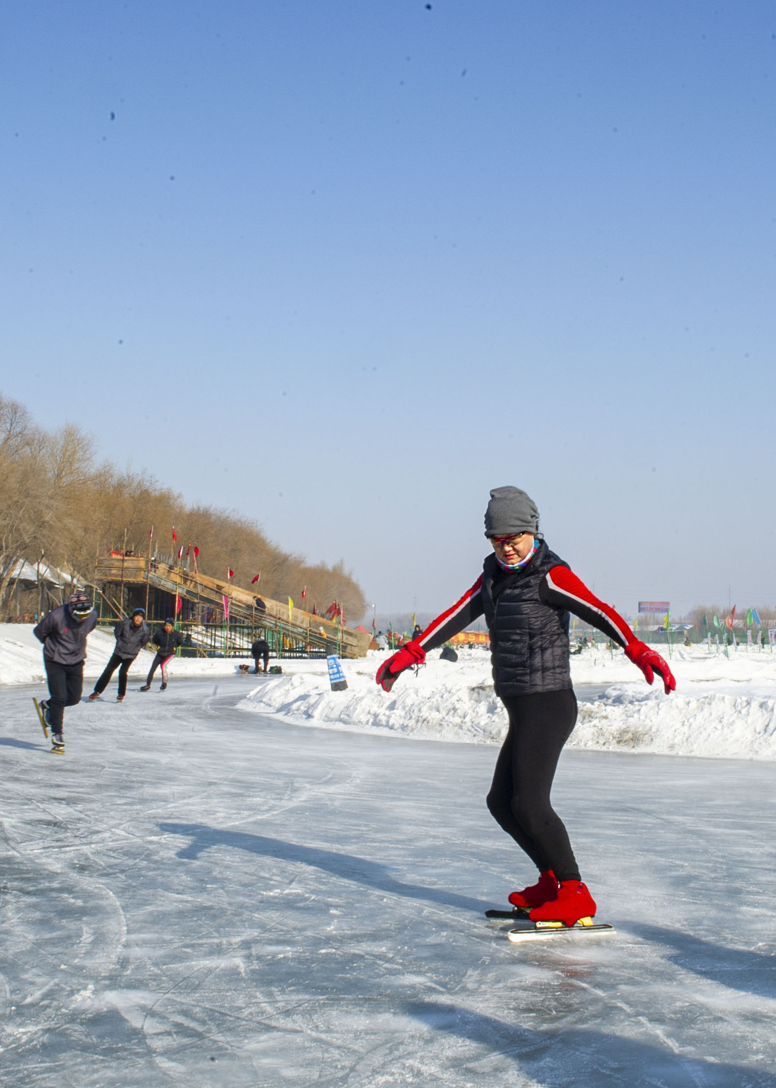 柴河冰场冰面宽敞价格低廉人气旺盛闻名在辽北大地老少皆宜不滑冰可以
