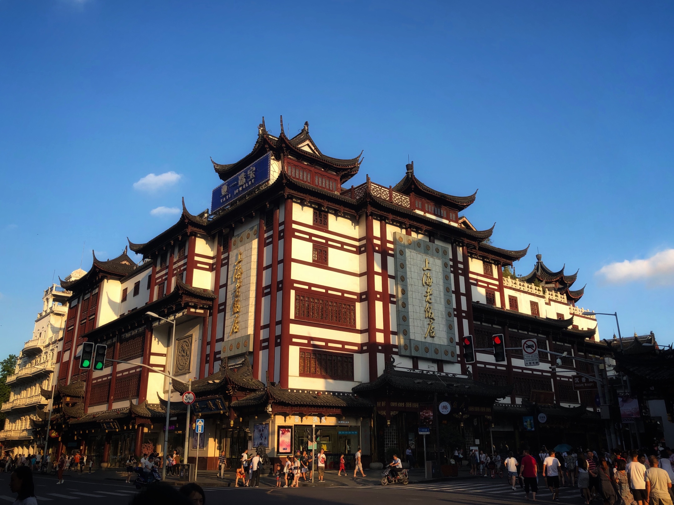 记录那份只属于老上海的文人气息纸醉金迷和历史沉淀在怀旧风盛行的