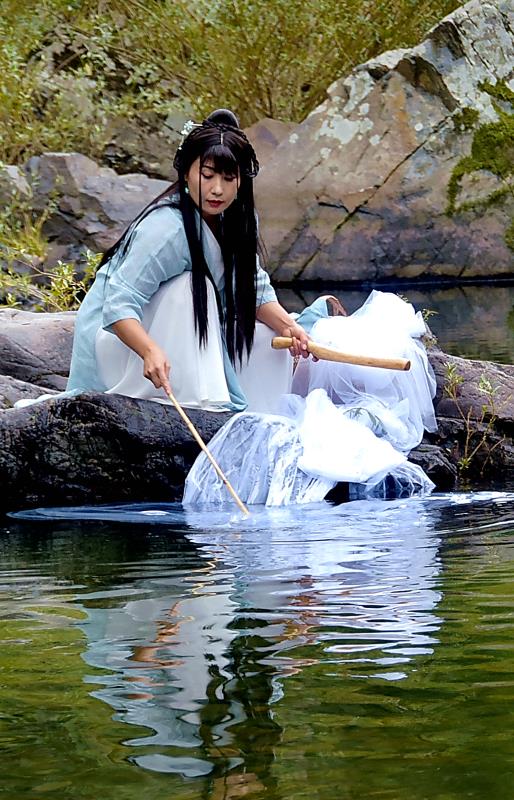 春秋战国时期越国一个叫西施的美女在河边浣纱鱼儿看见倒影忘记游水