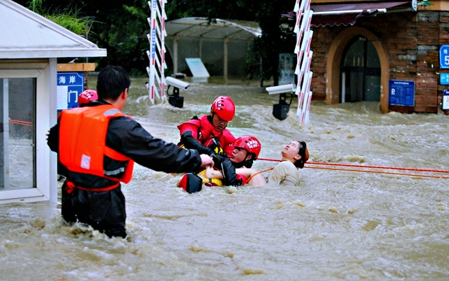 洪水中的英雄图片
