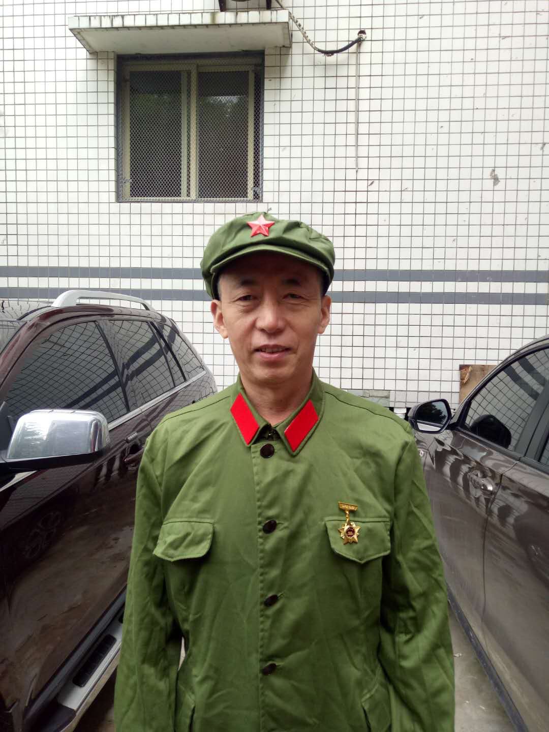 六五式军服的设计以简约朴素实用为准则仅以颜色区分军种以口袋数量