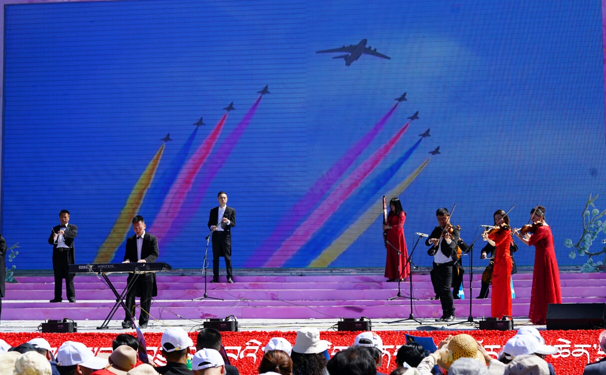 黄河春水碧如蓝梨花堆雪展新颜四月我们相约贵德