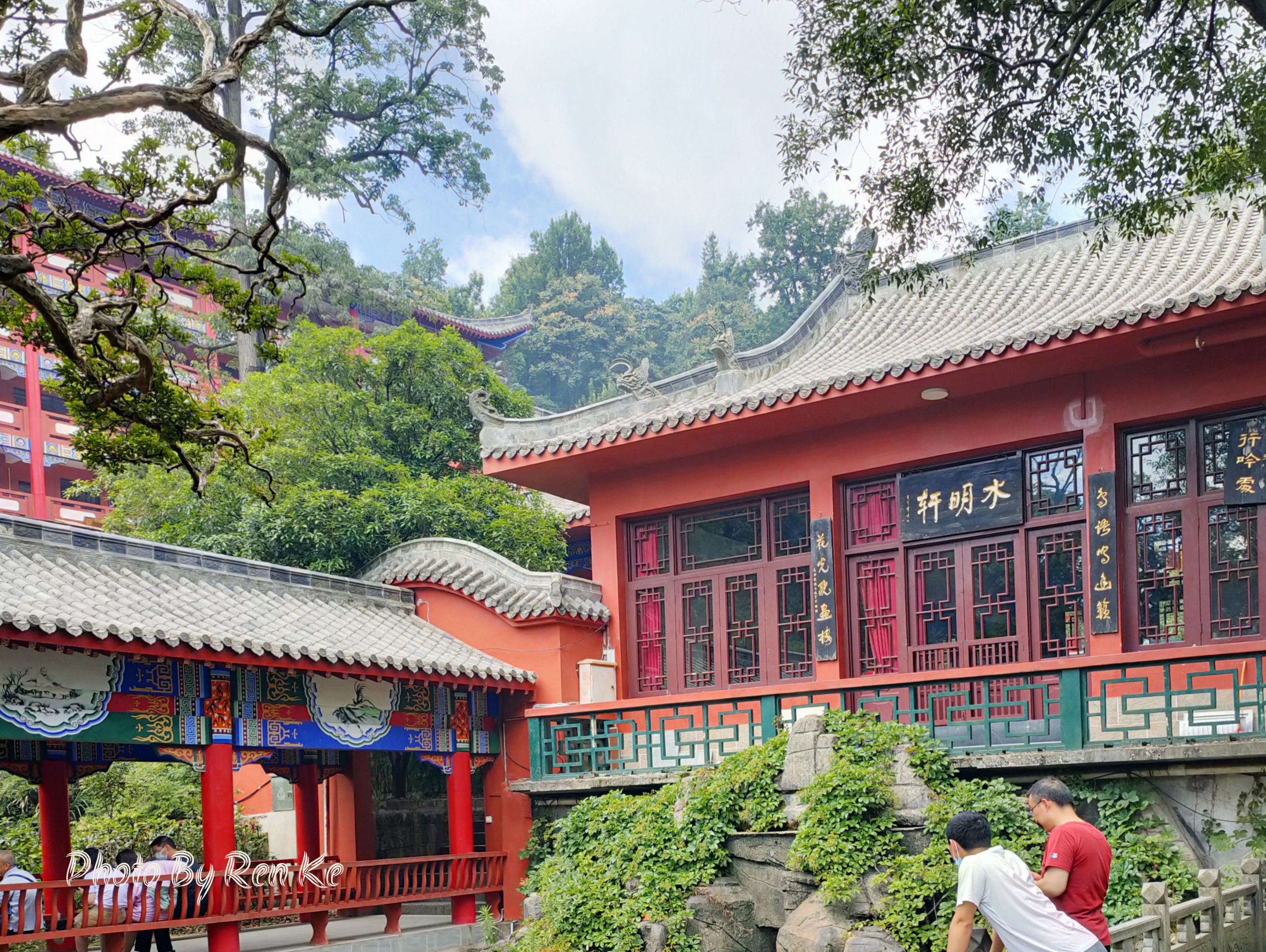 弘福寺有三重建筑,大雄宝殿(正殿), 观音殿(中殿),弥勒殿前