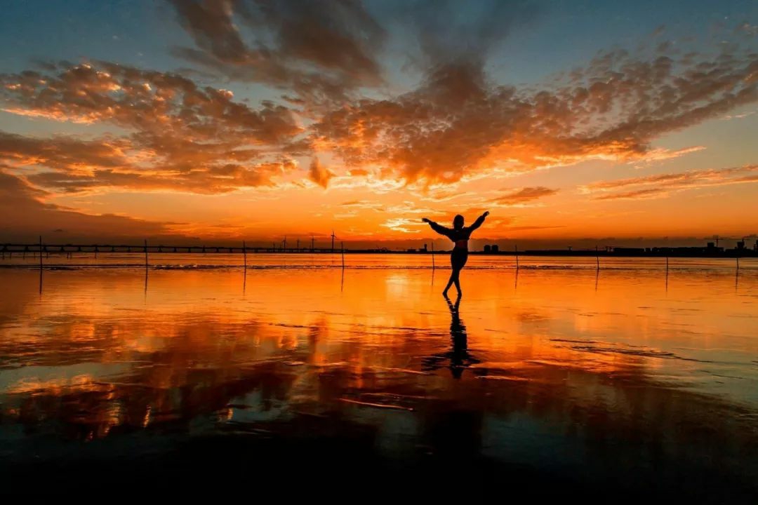 优点屈指可数,我的钱包空空,我的长相平平,我不是最好的,也不是最美的