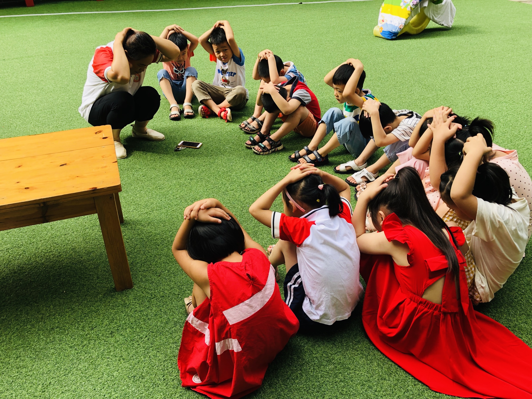 演练有方应急不慌天虹幼儿园开展紧急撤离逃生演练活动