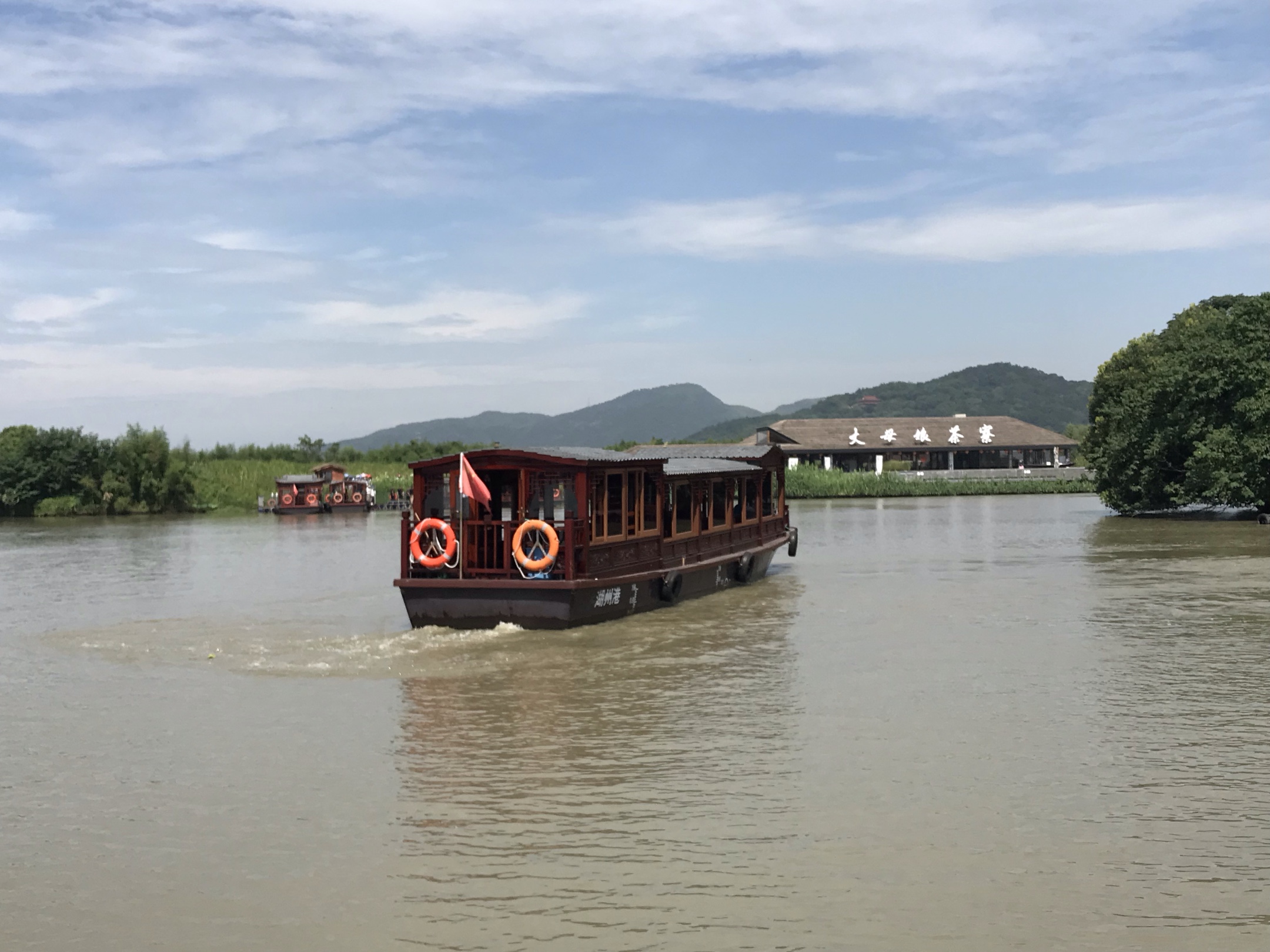 最美湿地下渚湖芦风苇影荡船行