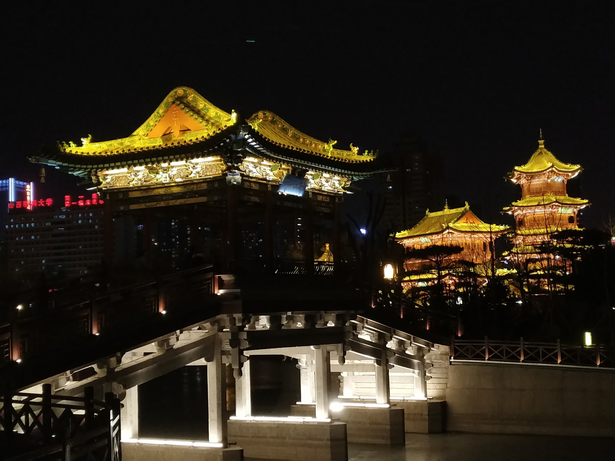 夜幕下的太原迎泽公园古建筑