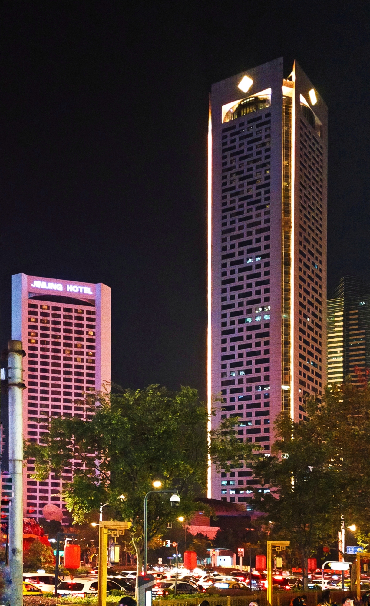 南京景区很多,但游客聚集最的地方还是新街口,从早到晚来来往往的人川