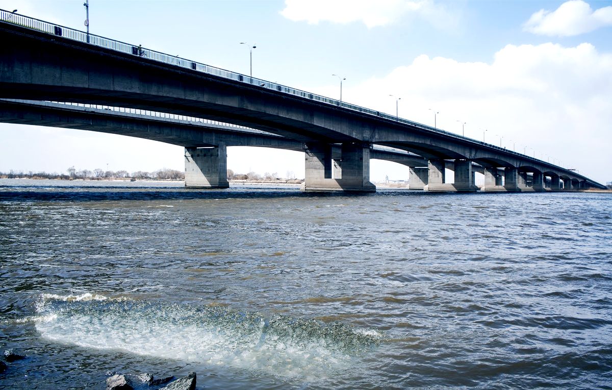 哈尔滨公路大桥松花江北岸斜拉桥松花江畔的九站码头,也是我儿时常常