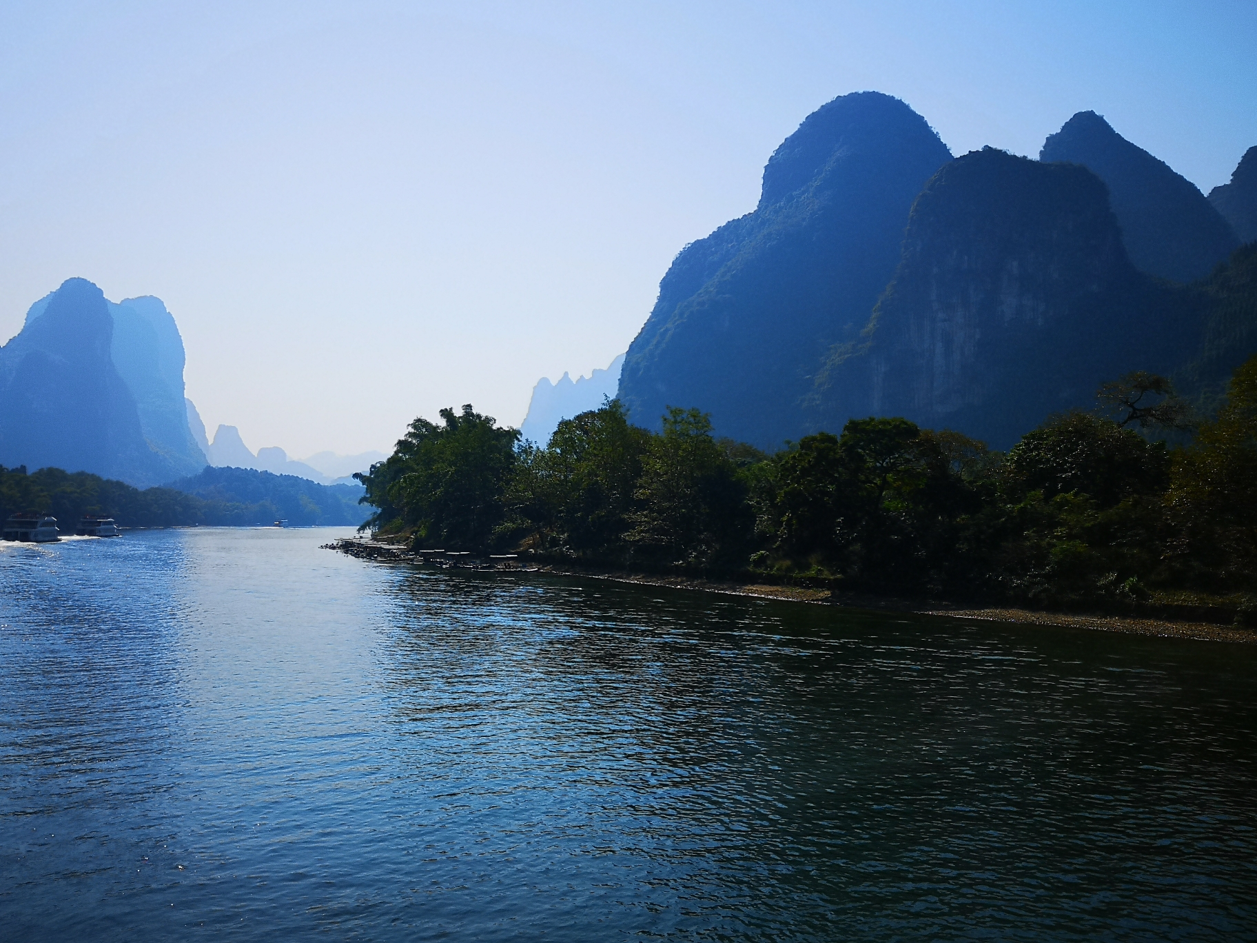 一个站在堤岸上的人,静静的舟楫.