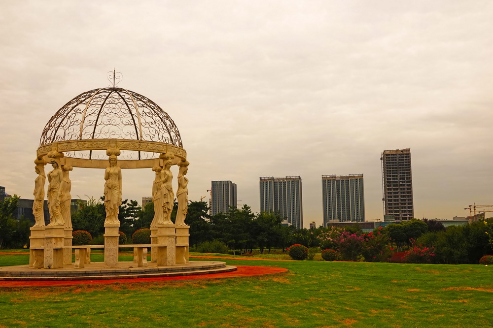 暑游新寺遗址公园记