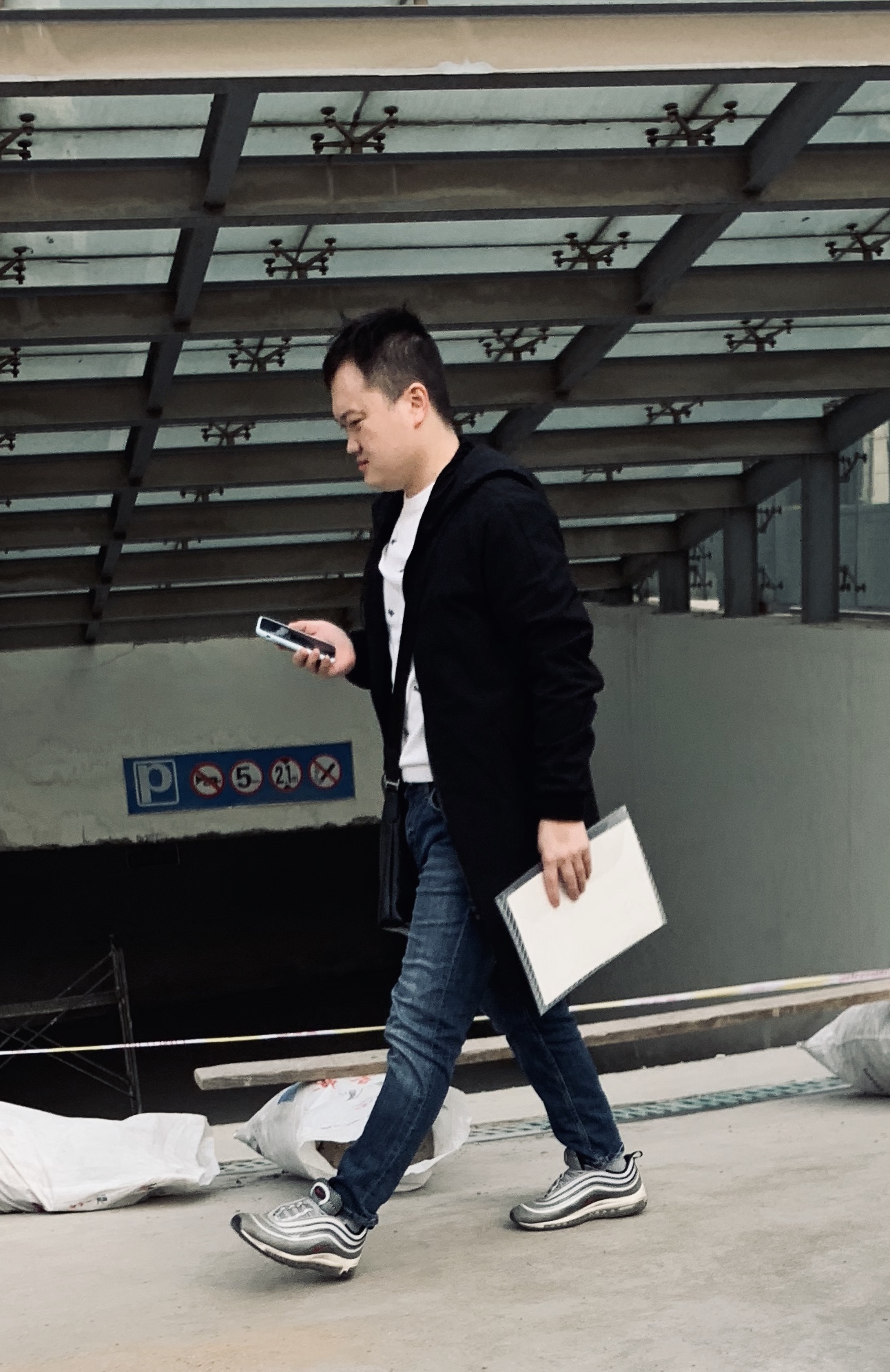 走路别再看手机分分秒秒出事故眼镜哥手机摄