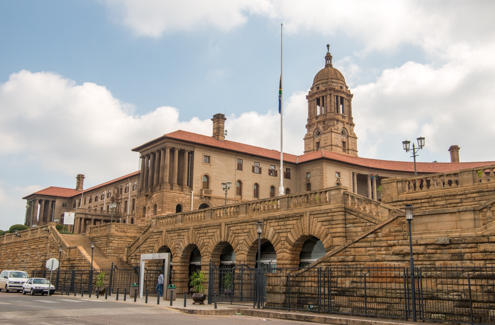 南非奇怪的是有三个首都,我们来到行政首都被称为紫薇花城比勒陀利亚.