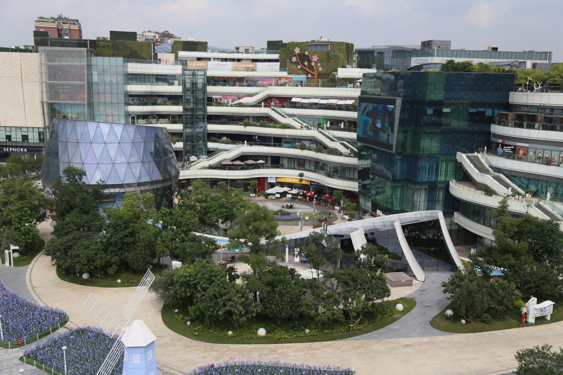 成都市大悦城层层楼台花园密布