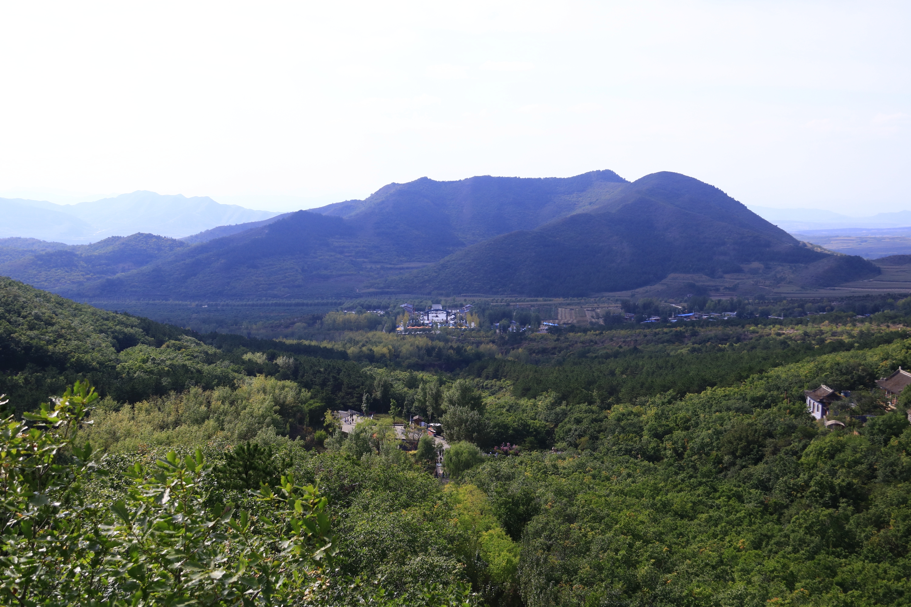 龙凤山风景区,位于辽宁省西部喀左县尤杖子乡