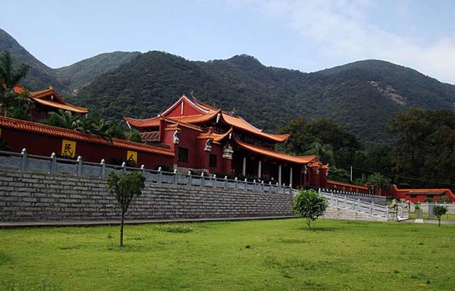 市东张镇西南部,(东张水库╠╠石竹湖)上游,距东张镇区7公里,三面环山