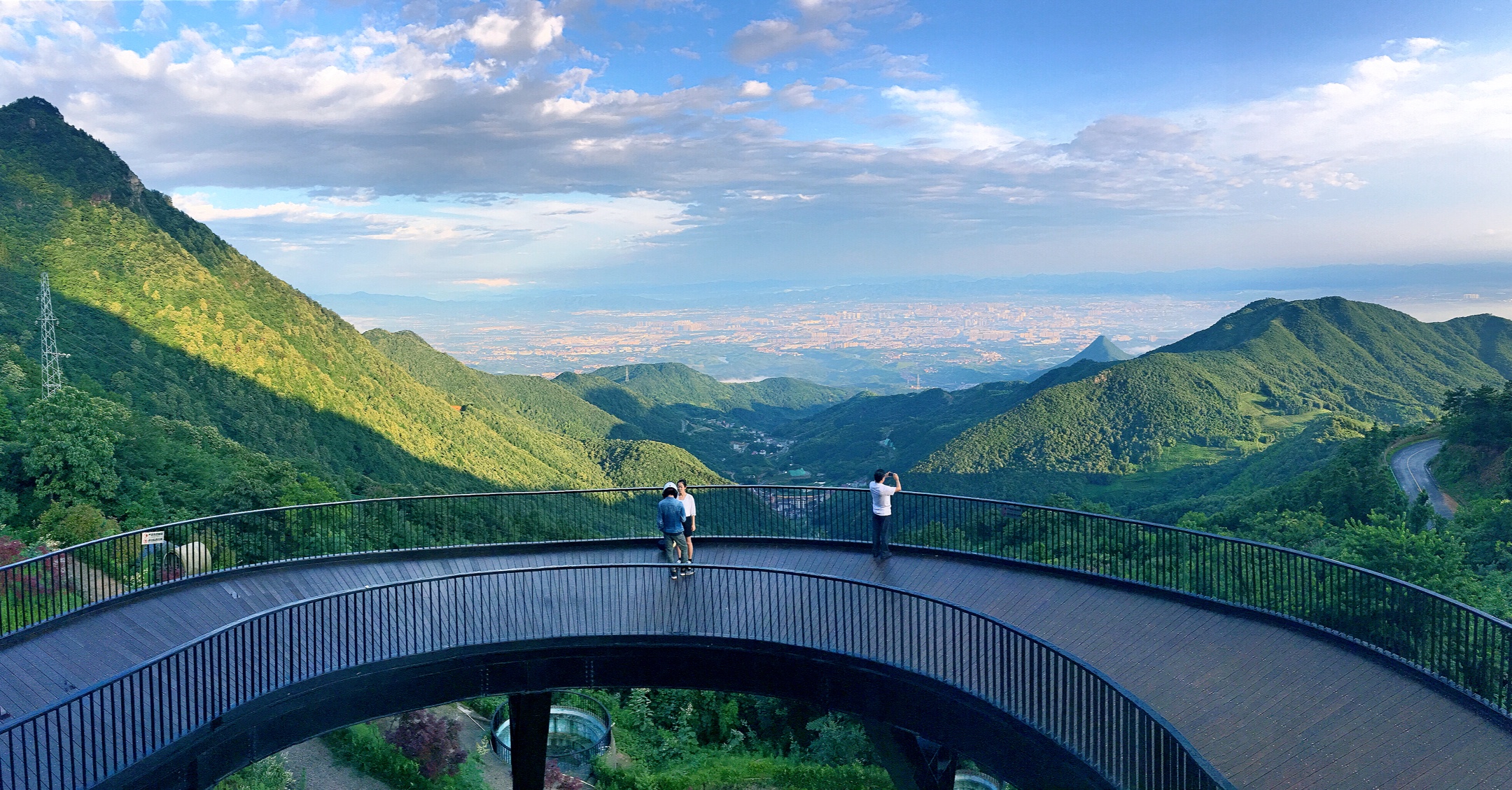 站在观景台上眺望,雨后北山云雾飘绕,与尖锋山,金华城相辉映,醉美金华