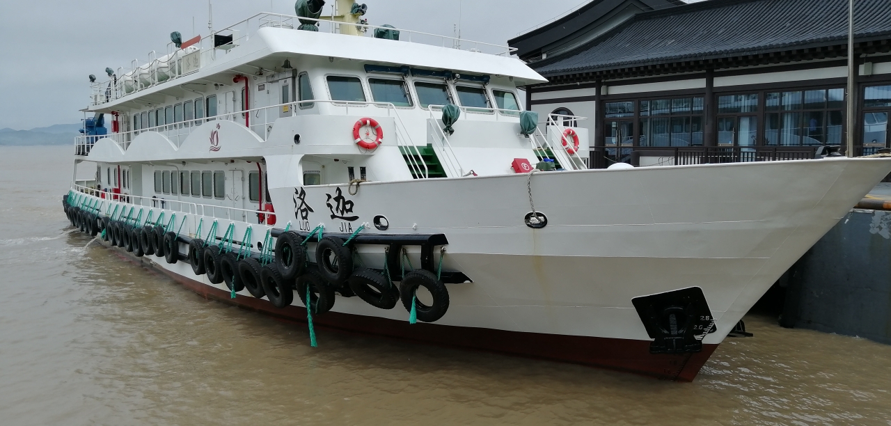 慈雲禅院位于普陀山码头海岸牌坊旁边,禅院不大,不过地理位置极佳