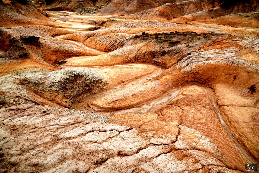 之间的红石林景区,12点到达全域旅游观光点,展现在我眼眸:由剥蚀,风蚀