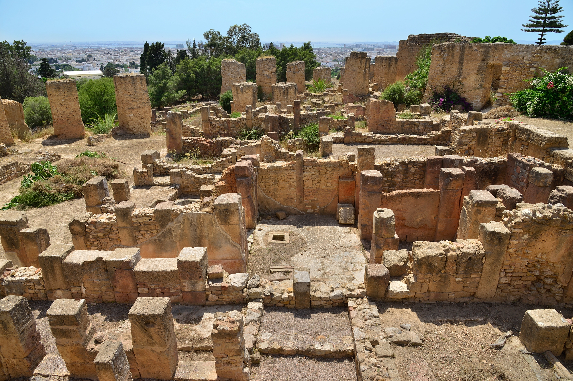 突尼斯首都突尼斯迦太基古城蓝白小镇安东尼浴场