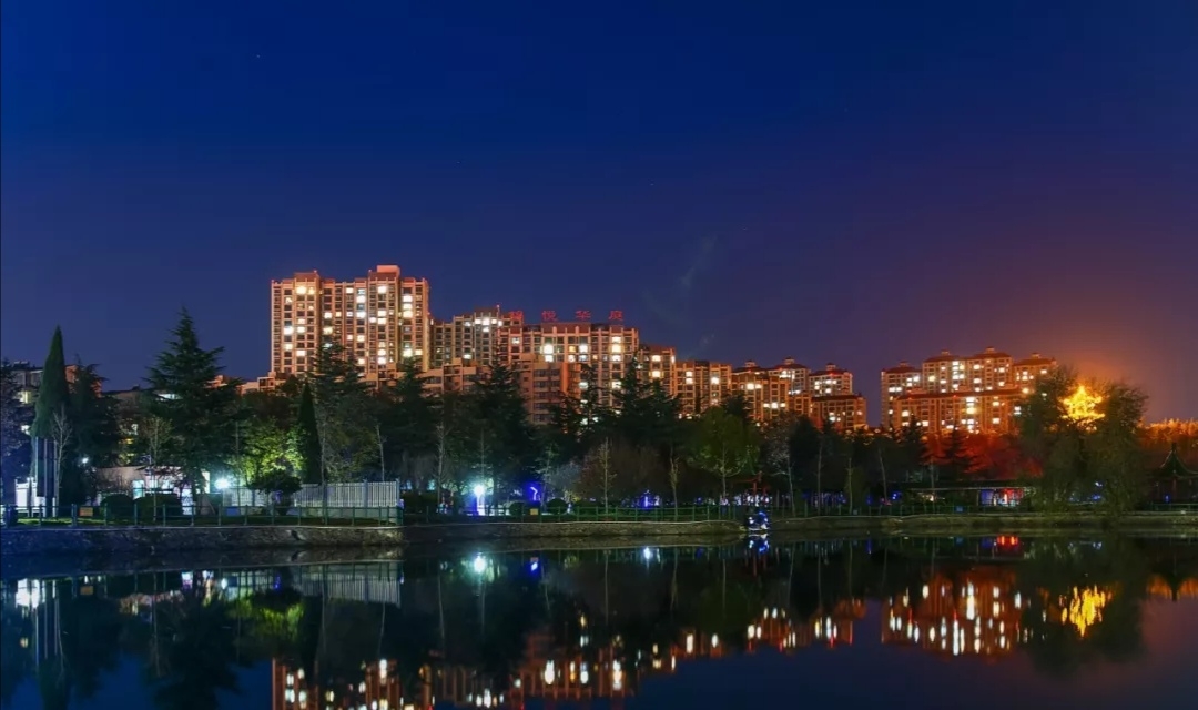 夜景写在脸上幸福感悄悄话爱女二嫚同行龙泉湖畔慢步在文丨雨顺散步