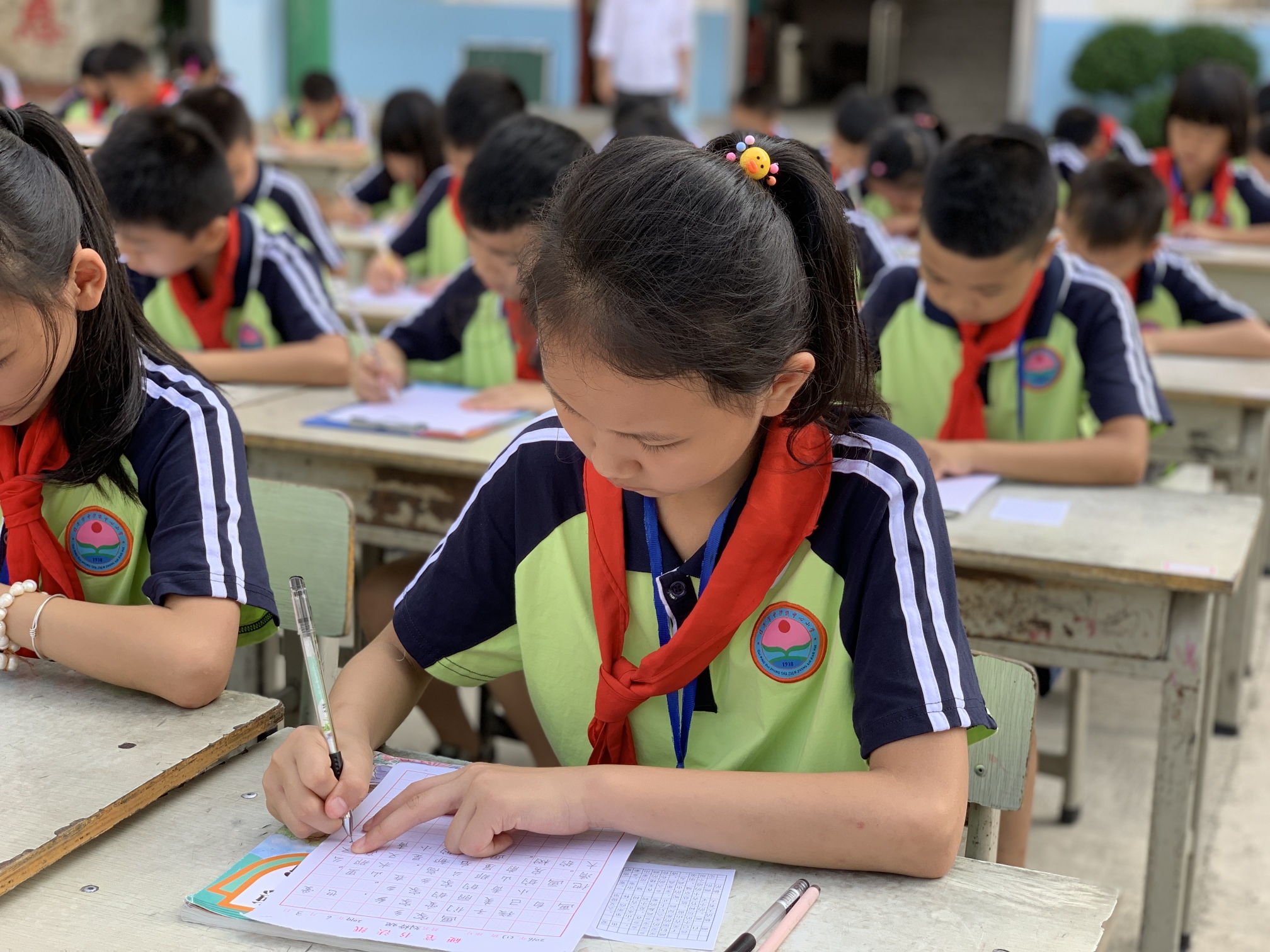 桂平市中沙鎮中心小學鄉村少年宮我和我的祖國童心向黨千人書法現場