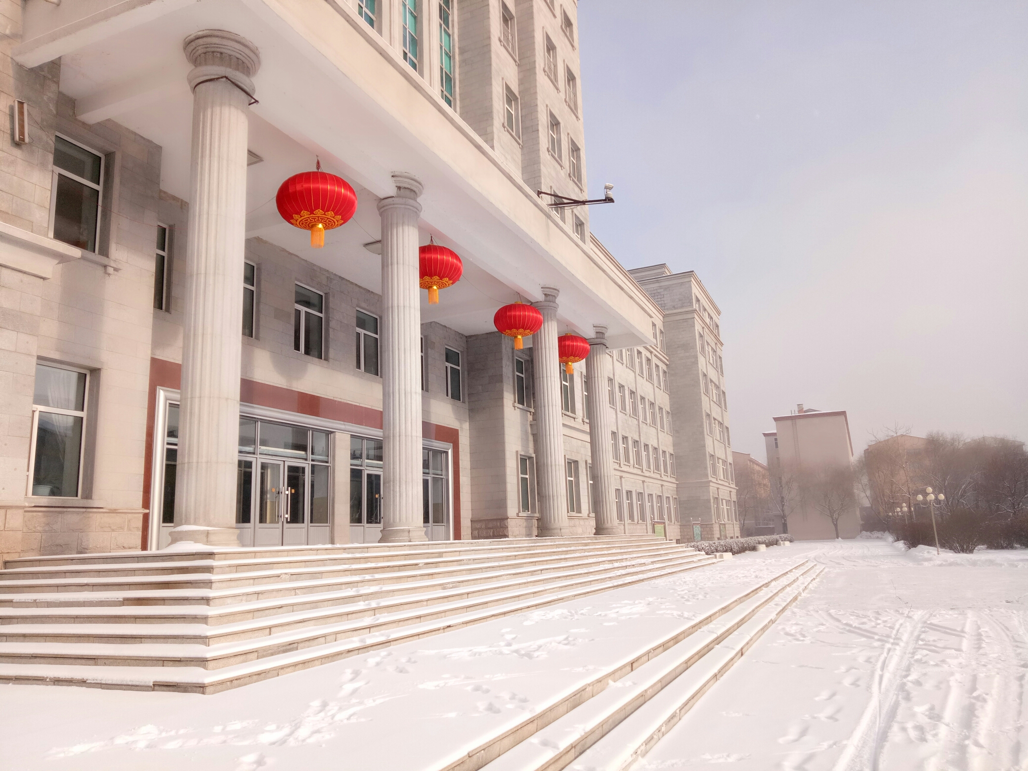 谨以此片献给铁力市第一中学校长代轶欧