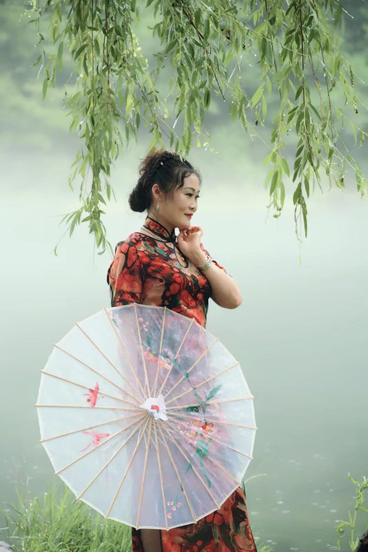 江南美女雨中图片