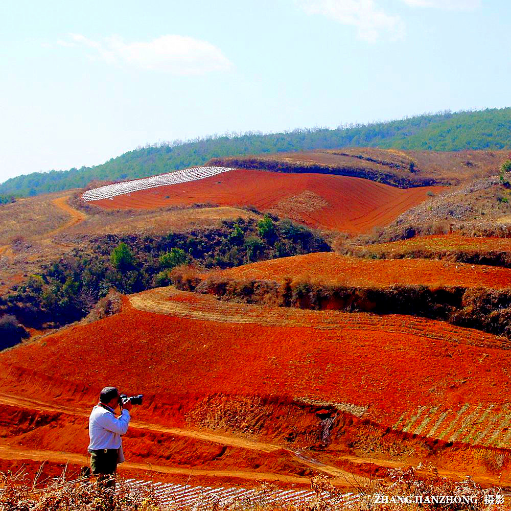 云南地处温暖湿润的环境,土壤里的铁质经过氧化慢慢沉积下来,逐渐形成