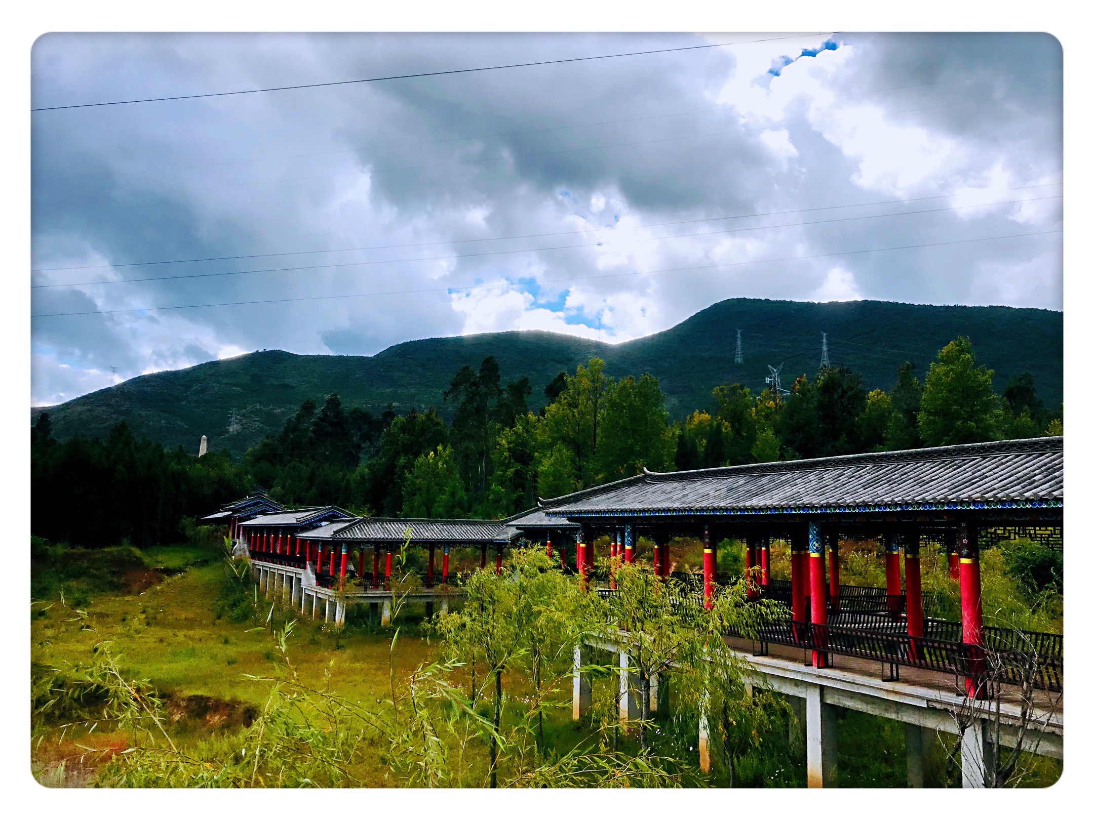 银都水乡原名石寨子,位于大理州鹤庆县草海镇新华村,是由七个典型的