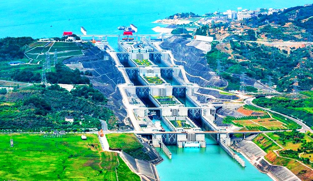 三峡五级船闸,规模举世无双,它全长6.4公里.