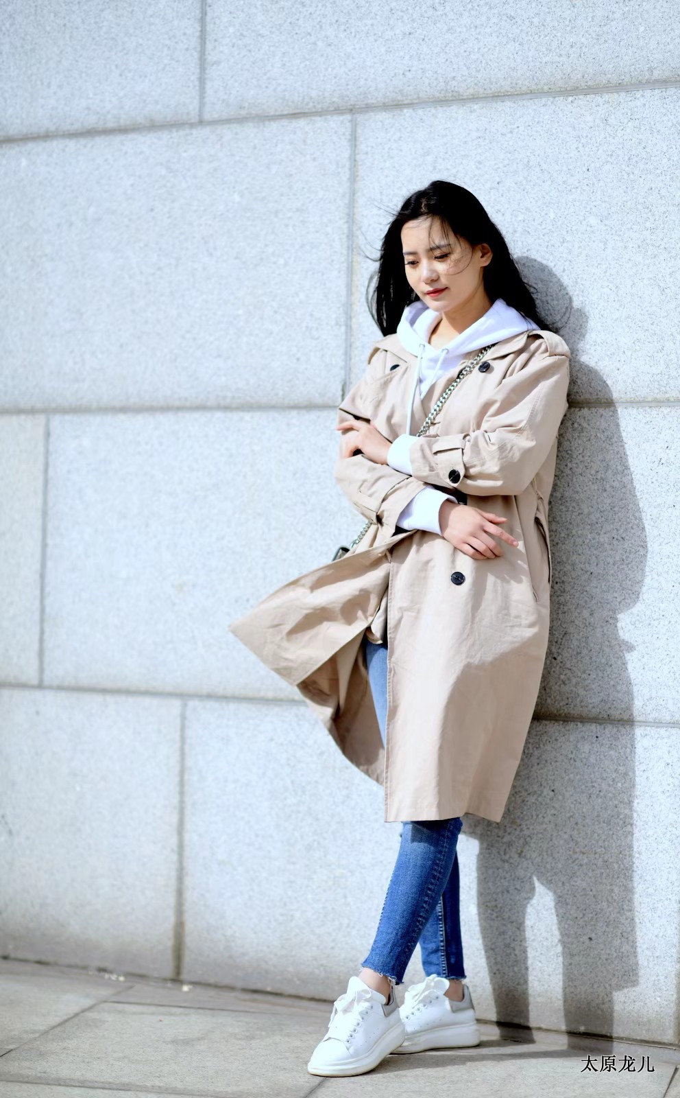 出镜:李娟主题:艳阳春花摄影撰文:太原龙儿拍摄场景:长风商务区同行